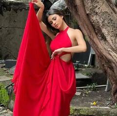 'નાગિન' ફેમ એક્ટ્રેસે રેડ બેકલેસ ગાઉનમાં આપ્યા સેક્સી પૉઝ, ખુલ્લા વાળ ને સામાન્ય મેકઅપમાં દેખાઇ રહી છે એકદમ હૉટ, જુઓ.....