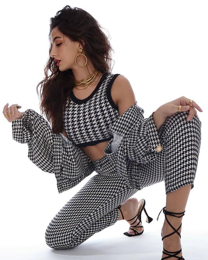 Nora Fatehi New Look: डांसिंग क्वीन नोरा फतेही (Nora Fatehi) सोशल मीडिया पर काफी एक्टिव रहती हैं. हाल ही में उन्होंने अपने इंस्टाग्राम पर दो तस्वीरें शेयर की हैं, जिसमें उन्होंने ब्लैक एंड व्हाइट आउटफिट पहना हुआ है. नोरा (Nora Fatehi) अपने ग्लैमरस अंदाज़ से एक बार फिर फैंस का दिल जीतने में कामयाब हुई हैं.