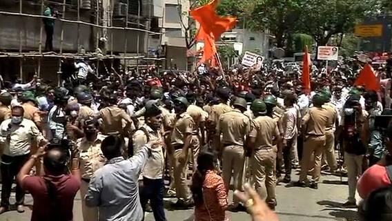 Narayan Rane के घर के सामने Shiv Sena और BJP कार्यकर्ताओं के बीच जमकर बवाल हुआ | ग्राउंड रिपोर्ट