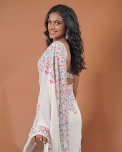 In Pics: చీర కట్టులో మెరిసిన పీవీ సింధు... ఫొటోలు షేర్ చేసిన సింధు... ఫిదా అయిన సమంత