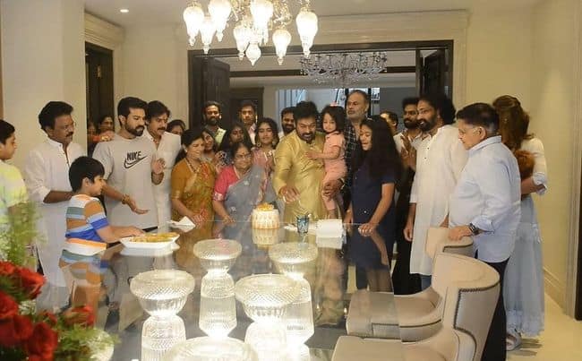 फेमस साउथ एक्टर चिरंजीवी ने अपने 66 वें जन्मदिन पर पूरी फैमिली के साथ बहुत बड़ा जश्न मनाया. उइस जश्न में उनके बेटे, राम चरण, बहू, उपासना और भाइयों, पवन कल्याण और नागा बाबू भी शामिल हुए.