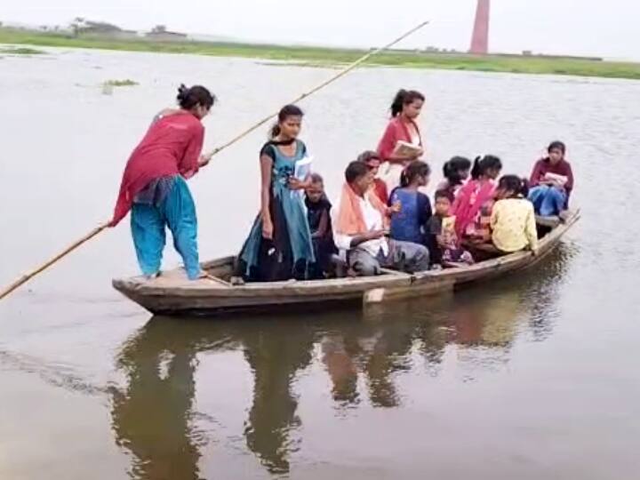 Bihar Flood: Children going to school with boat in Muzaffarpur many rivers spate and roads submerged ann Bihar Flood: मुजफ्फरपुर में जान को जोखिम में डालकर स्कूल जा रहे बच्चे, उफान पर कई नदियां, डूबीं सड़कें
