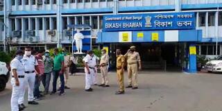 Kolkata Teachers Suicide Attempt: বিকাশ ভবনের সামনে ‘আত্মহত্যার চেষ্টা’ ৫ শিক্ষিকার