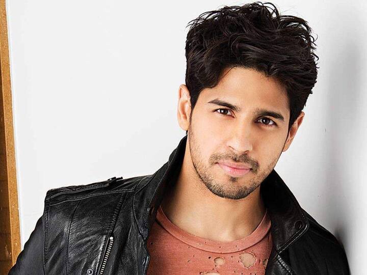 Sidharth Malhotra- इन दिनों सिद्धार्थ मल्होत्रा अपनी फिल्म शेरशाह की सफलता को एंजॉय कर रहे हैं. उन्होंने फिल्म में कैप्टन विक्रम बत्रा की भूमिका निभाई, जो कारगिल युद्ध के दौरान शहीद हो गए थे. हर कोई इस फिल्म में सिद्धार्थ की एक्टिंग की तारीफ कर रहा है. वहीं, मीडिया रिपोर्ट्स के मुताबिक, इस फिल्म के लिए सिद्धार्थ मल्होत्रा ​​को 7 करोड़ रुपये की फीस मिली है.