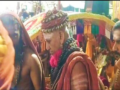 Madurai 293rd Athena starvation at the ancient Pallak Madurai Atheenam: பல்லக்கில் பட்டினபிரவேசம் புறப்பட்ட புதிய ஆதீனம்...! வழி நெடுகிலும் ஆசி!