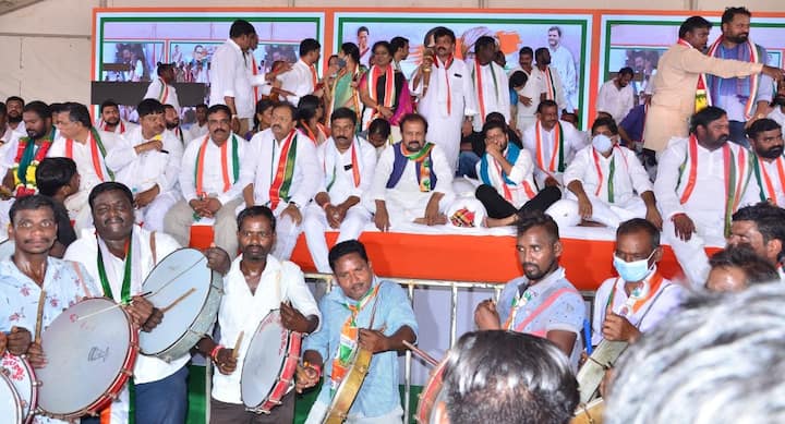 2015లో సీఎం దత్తత తీసుకున్న చిన్నముల్కనూర్ గ్రామంలో ఇంకా 150 కుటుంబాల ప్రజలు రోడ్ల మీద బతుకుతున్నారని రేవంత్ అన్నారు.