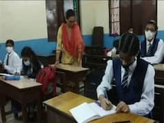 School Open In Gorakhpur: बारिश के बीच क्‍लास 6 से 8 तक के स्‍कूल खुले, कोविड-19 के नियमों का रखा जा रहा है खास ख्‍याल