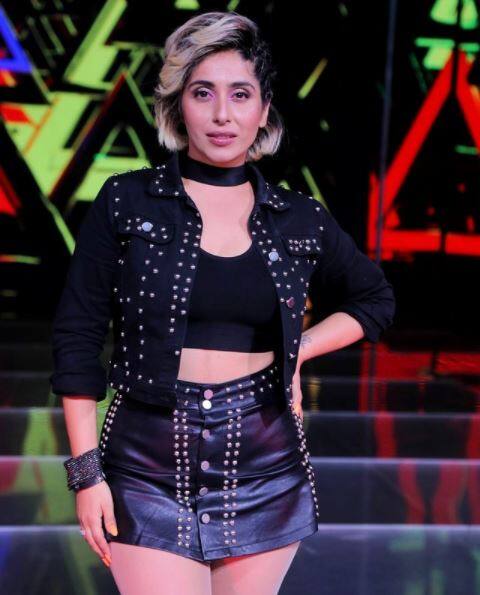 Neha Bhasin- बाजरे दा सिट्टा सिंगर को मीडिया रिपोर्ट्स के मुताबिक, हर हफ्ते 2 लाख रुपये मिल रहे हैं.