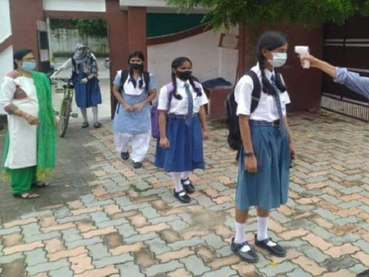 Prayagraj School Reopen for Class 6 to 8 with All Coronavirus Protocol ann UP School Reopen: छठी से आठवीं क्लास तक के खुले स्कूल, कोरोना प्रोटोकॉल का हो रहा है पालन 