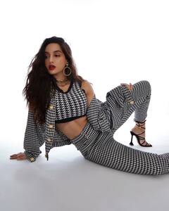 Nora Fatehi की नई तस्वीरों ने लगाई इंटरनेट पर आग, देखते ही आप भी कहेंगे, 'वाह क्या बात'