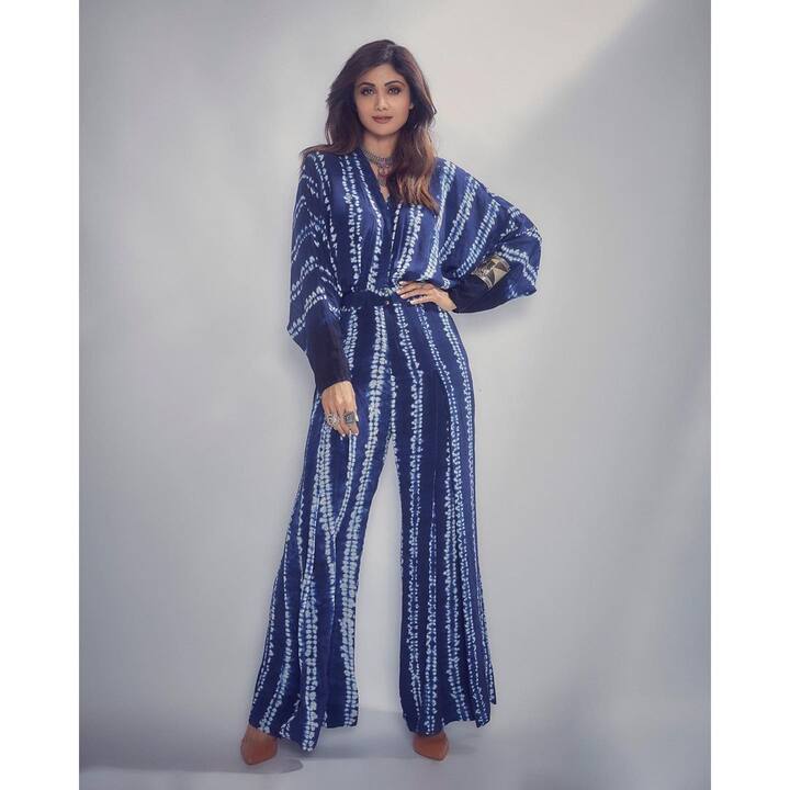 इस ब्लू एंड व्हाइट जंपसूट में शिल्पा शेट्टी का लुक देखने लायक था. ब्राउन फुटवियर, न्यूड मेकअप और खुले बालों के साथ एक्ट्रेस ने अपने लुक को पूरा किया था.