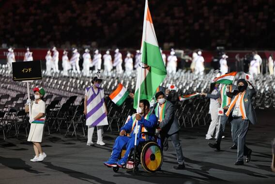 Tokyo Paralympics 2020: పారాలింపిక్స్ ప్రారంభోత్సవ వేడుకలో భారత జట్టు... పతాకధారిగా టెక్ చంద్