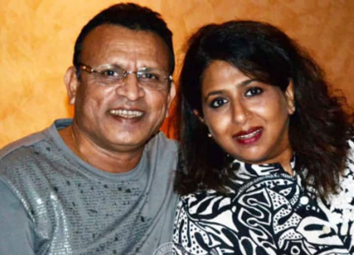 अनु कपूर यांचे आयुष्य चढ-उतारांनी भरलेले होते. त्यांनी 1992 मध्ये अनुपमा पटेल यांच्याशी लग्न केले होते. पण 1993 मध्ये त्यांना घटस्फोट दिला, त्यानंतर झीटीव्हीच्या 'सारेगामापा' शो दरम्यान ते त्याच्या सह-होस्ट अरुणिता मुखर्जीच्या प्रेमात पडले. 1995 मध्ये त्यांनी अरुणिताशी लग्न केले. 2001 मध्ये दोघांना एक मुलगी झाली, पण या काळात अनु कपूर पुन्हा एकदा पहिल्या पत्नीच्या संपर्कात आला. सत्य समोर आल्यानंतर अरुणिता यांनी अनु कपूर यांना घटस्फोट दिला, त्यानंतर 2008 मध्ये अनुने पुन्हा एकदा त्याची पहिली पत्नी अनुपमा पटेलशी लग्न केले. दोघांना 3 मुले आहेत आणि आता ते सुखाने वैवाहिक जीवन जगत आहेत.