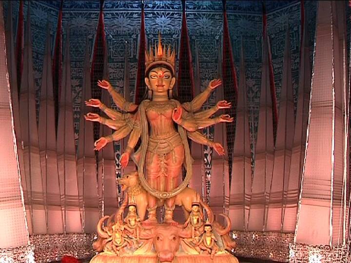 ' আমরা ইতিমধ্যেই পাড়ার লোকদের ভ্যাকসিন দিয়ে দিয়েছি। সঙ্গে উদ্যোক্তাদেরও। এবারেও সংযতভাবে পুজো করলে করোনা বাড়বে না। ' জানালেন,কলেজ স্কোয়ার সর্বজনীনের চিফ অর্গানাইজার বিকাশ মজুমদার