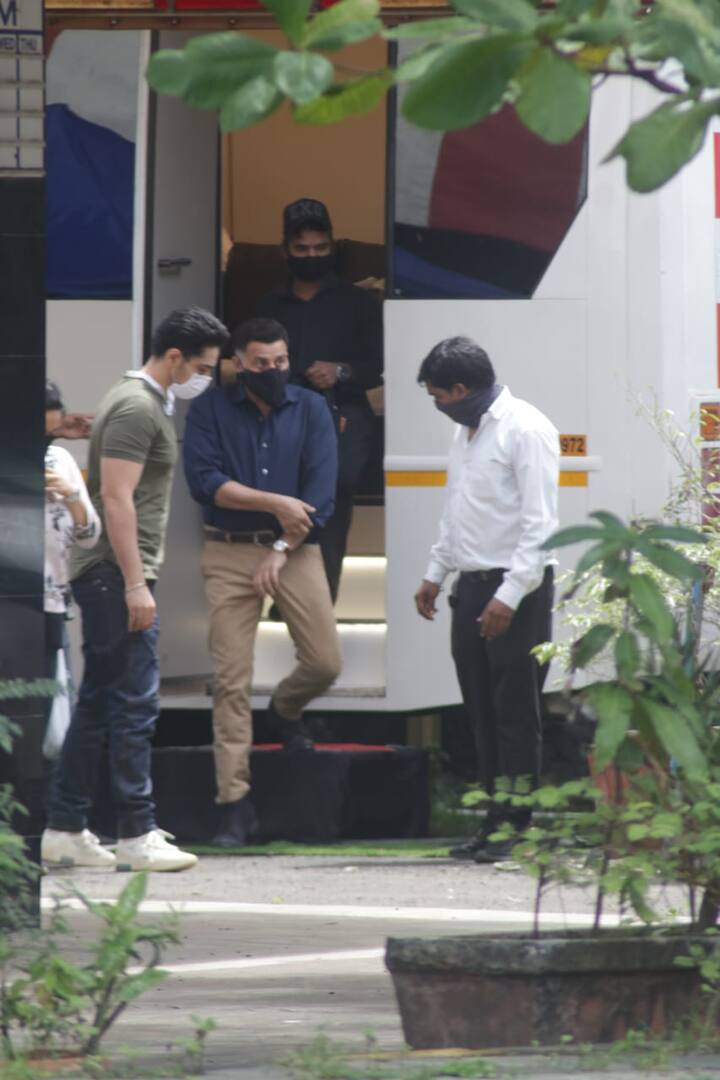 नेता और एक्टर सनी देओल भी आज मुंबई में शूटिंग करते दिखे. सेट से उनकी ये तस्वीरें सामने आई हैं.