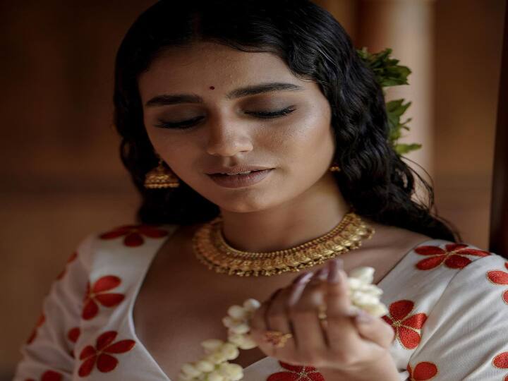 இவர் ஒரு நடிகை, மாடல் மற்றும் பின்னணி பாடகி