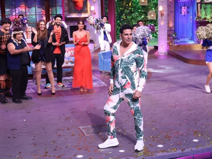 Akshay Kumar Calls Shah Rukh Khan To Fulfill Fan's Wish On 'The Kapil Sharma Show' Akshay Kumar Calls Shah Rukh Khan To Fulfill Fan's Wish On 'The Kapil Sharma Show'