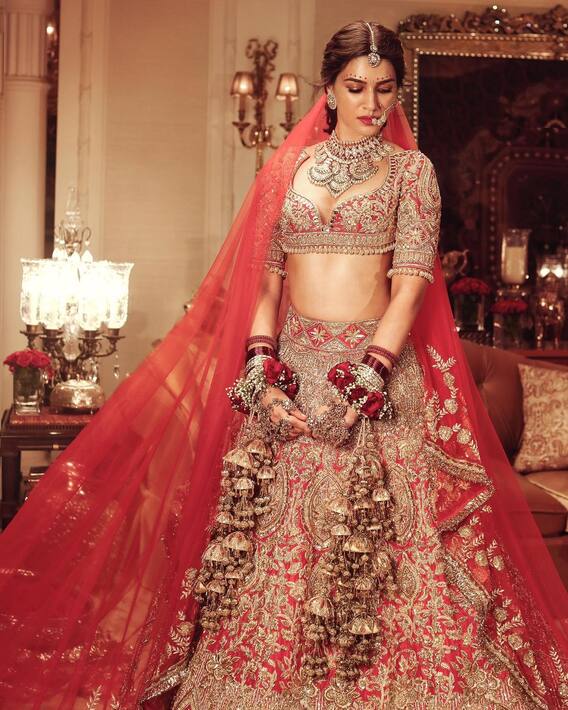 kriti Sanon Photos: అప్పుడు బీచ్‌లో జలకన్యలా.. ఇప్పుడు దేవకన్యలా తళుకులీనుతున్న కృతిసనన్