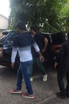 Celeb Day Out: Taimur को लेकर घूमने निकलीं Kareena Kapoor तो क्लिनिक पहुंचे Ranbir Kapoor, देखें कैसे बीता सेलेब्स का दिन