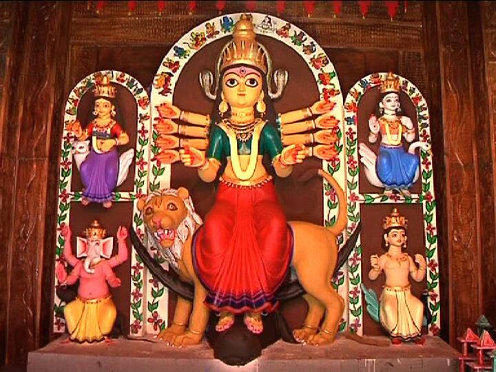 সংক্রমণ রুখতে সতর্ক দক্ষিণ কলকাতার শিবমন্দিরও। থিমের পুজোয়, প্রতিবছরই দর্শকদের নজর কাড়ে এই পুজো।