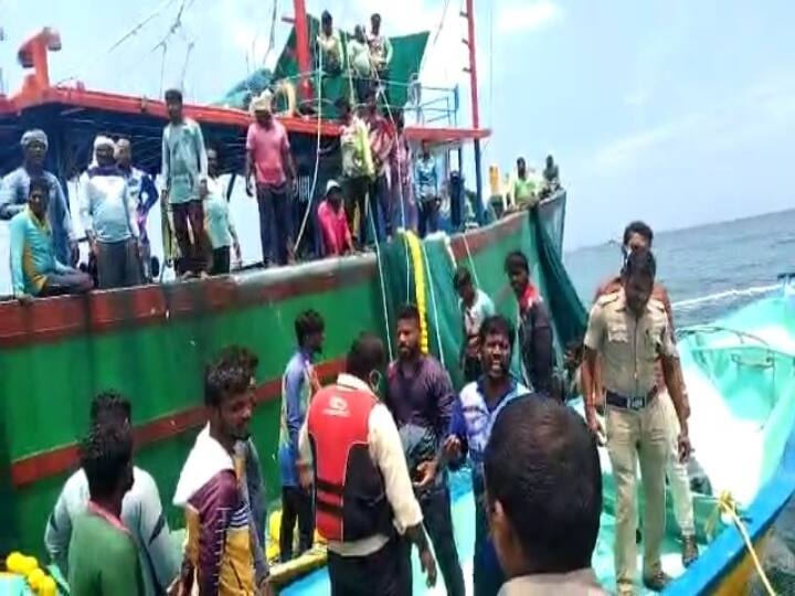 Fishermen intimidate police in the Mediterranean in Cuddalore நடுக்கடலில் சுருக்குமடி வலையை பறிமுதல் செய்ய முயன்ற போலீஸ்...!- மிரட்டிய மீனவர்கள்...!
