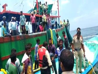 Fishermen intimidate police in the Mediterranean in Cuddalore நடுக்கடலில் சுருக்குமடி வலையை பறிமுதல் செய்ய முயன்ற போலீஸ்...!- மிரட்டிய மீனவர்கள்...!