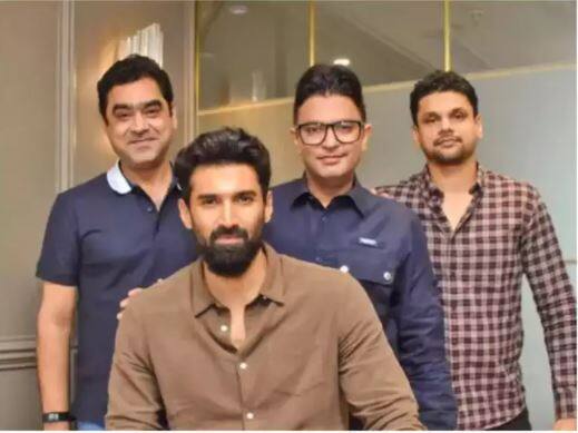 थड़म हिंदी रीमेक: साउथ मूवी थड़म में सिद्धार्थ को लिए जाने की चर्चा थी लेकिन एक्टर ने फिल्म से इसलिए हाथ खींच लिए थे क्योंकि वो इसके स्क्रीनप्ले से खुश नहीं थे. सिद्धार्थ के इनकार के बाद इस फिल्म में आदित्य रॉय कपूर को कास्ट कर लिया गया है. वो फिल्म में डबल रोल निभाएंगे.