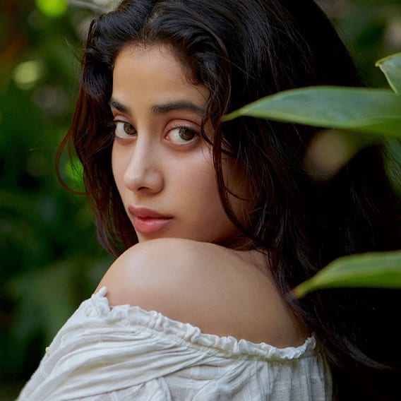Janhvi Kapoor ने अपने देसी अंदाज में ढ़ाया कहर, किलर लुक में दी दिखाई Janhvi Kapoor ने अपने देसी अंदाज में ढ़ाया कहर, किलर लुक में दी दिखाई