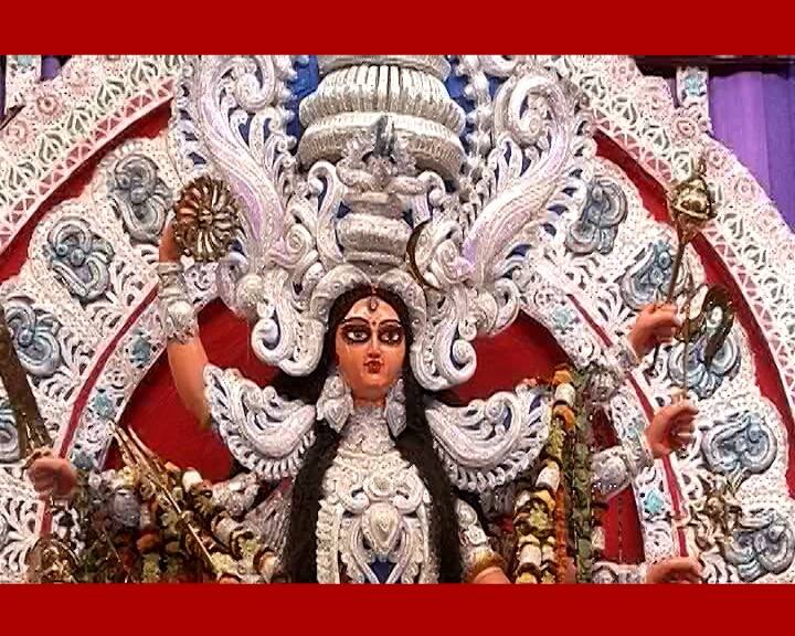 মধ্য কলকাতার কলেজ স্কোয়ার সর্বজনীন। এখানকার পুজো মানেই ঐতিহ্যের সঙ্গে সাবেকির মেলবন্ধন। সঙ্গে নজরকাড়া আলোর রোশনাই।