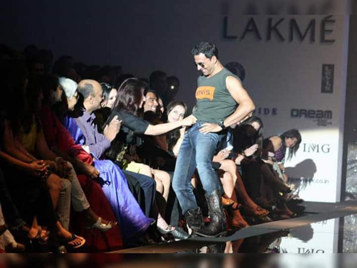 ਇੱਕ ਫੈਸ਼ਨ ਵੀਕ ਦੌਰਾਨ ਟਵਿੰਕਲ ਖੰਨਾ ਨੇ ਅਕਸ਼ੇ ਕੁਮਾਰ ਦੀ ਜੀਨਸ ਦਾ ਬਟਨ ਖੋਲ੍ਹਿਆ। ਇਸ ਨੂੰ ਲੈ ਕੇ ਕਾਫੀ ਹੰਗਾਮਾ ਹੋਇਆ। ਟਵਿੰਕਲ 'ਤੇ ਅਸ਼ਲੀਲਤਾ ਫੈਲਾਉਣ ਦਾ ਦੋਸ਼ ਲੱਗਿਆ ਤੇ ਉਸ ਖਿਲਾਫ ਮਾਮਲਾ ਦਰਜ ਕਰਨ ਦੀ ਮੰਗ ਉੱਠੀ ਸੀ।