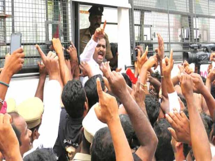 ulnthurpet court warrant issued against panruti mla for tollgate attack சுங்கச்சாவடி சூறையாடப்பட்ட வழக்கு: எம்.எல்.ஏ  வேல்முருகனுக்கு  பிடிவாரண்ட் !