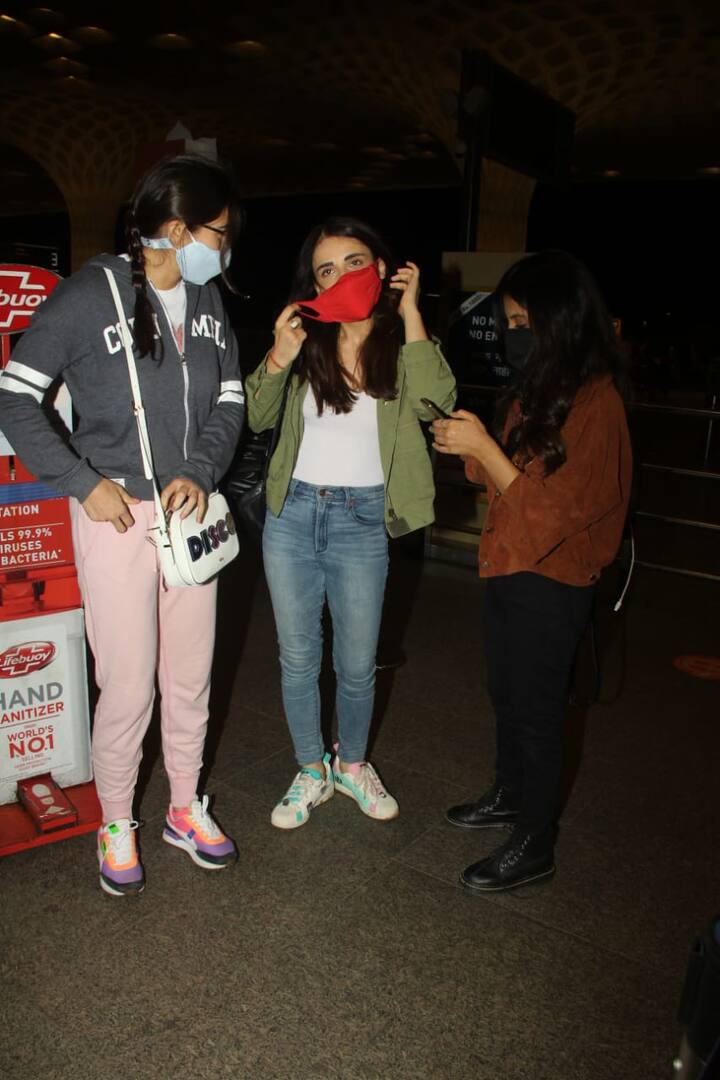 ये दोनों अभिनेत्रियां एयरपोर्ट पर कैजुअल लुक में दिखें. ये दोनों साथ में कहां रवाना हुई हैं इसकी कोई खबर नहीं है.