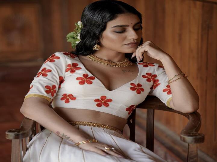ஒரு அடர் லவ் படத்தில் கண் இமைக்கும் காட்சி மூலம் டிரெண்டானார்