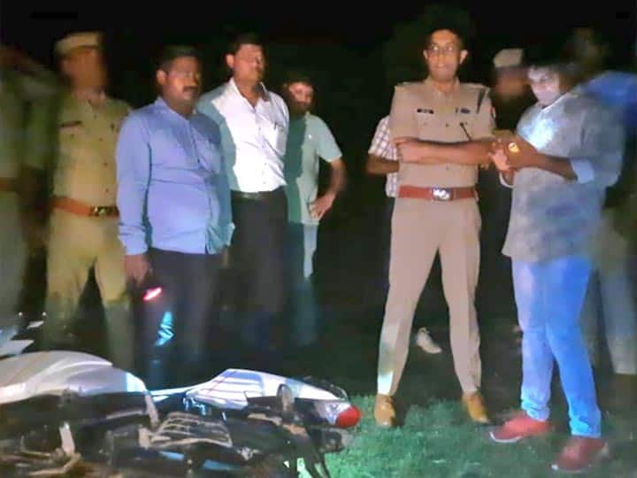 police nabbed three person in rifle snatching case in Kasganj ANN Kasganj Encounter: सिपाही की राइफल लूटने वाला बदमाश एनकाउंटर में घायल, महिला और साथी भी गिरफ्तार
