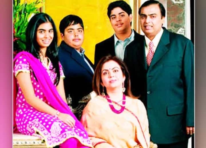 ये मुकेश अंबानी के परिवार की एक परफेक्ट फोटो हैं जिसमें तीनों बच्चे दिखाई दे रहे हैं, लेकिन क्या आपको पता है कि एक वक्त ऐसा भी आया था जब शादी के बाद उन्हें ये कह दिया गया था कि नीता कभी मां नहीं बन सकती. उनकी उम्र उस वक्त सिर्फ 23 साल की थी. ये वक्त उनकी जिन्दगी का सबसे बुरा दौर था.