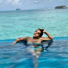 બ્લૂ બિકીની પહેરીને પુલમાં ઉતરી ટીવી હૉટ એક્ટ્રેસ, પતિ સાથે પુલમાં જ કર્યુ લંચ, વેકેશનની તસવીરો વાયરલ