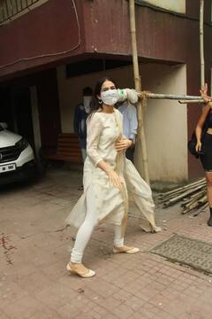 જીમ કરવા અલગ અંદાજમાં નીકળી આ હૉટ એક્ટ્રેસ, સૂટ-ચૂડીદાર લેંઘા સાથે હાથમાં બંગડીઓ પહેરેલી જોઇને ફેન્સ પણ રહી ગયા દંગ, જુઓ.....