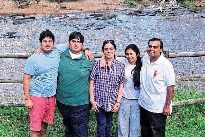 नीता अबानी ने अपने परिवार को पूरा वक्त दिया और बच्चों की परवरिश पर ध्यान दिया. वो हमेशा मुकेश अंबानी से भी बच्चों को ज्यादा वक्त देने के लिए कहा करती थीं.