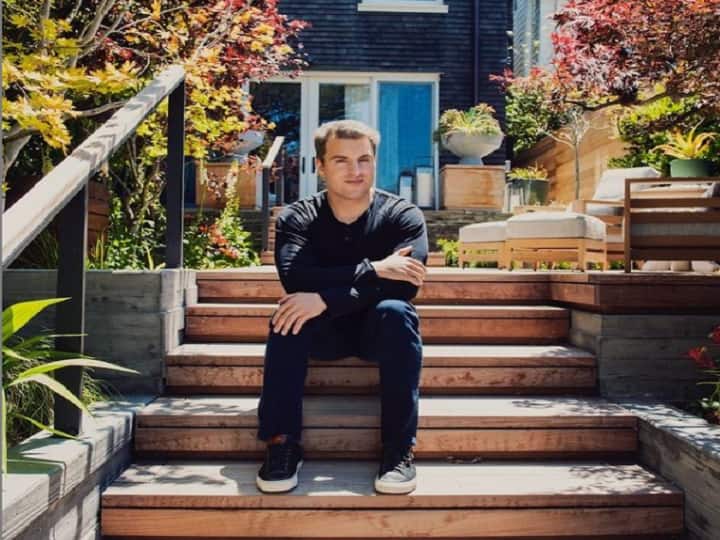 अफगानिस्तान संकट: Airbnb के CEO का ऐलान,  20,000 अफगान शरणार्थियों फ्री में घर देगी कंपनी