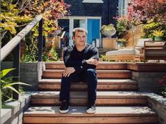 अफगानिस्तान संकट: Airbnb के CEO का ऐलान, 20,000 अफगान शरणार्थियों फ्री में घर देगी कंपनी