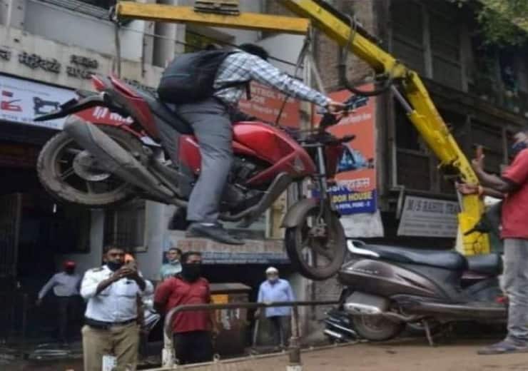 Motorcycle with rider on it gets towed by Pune traffic police video goes viral see details here Traffic Police: ఇదేందయ్యా.. ఇదే.. ట్రాఫిక్ పోలీసులు బైక్ తోపాటు మనిషిని కూడా గాల్లోకి ఎత్తేసారుగా..