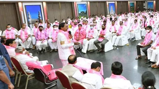 KCR, which will finalize candidates for the six MLC positions - is in trouble with those hoping for positions TRS MLC Race :  కేసీఆర్‌కు ఎమ్మెల్సీ పరీక్ష ! అసంతృప్తుల్ని బుజ్జగించడమే అసలు టాస్క్ !