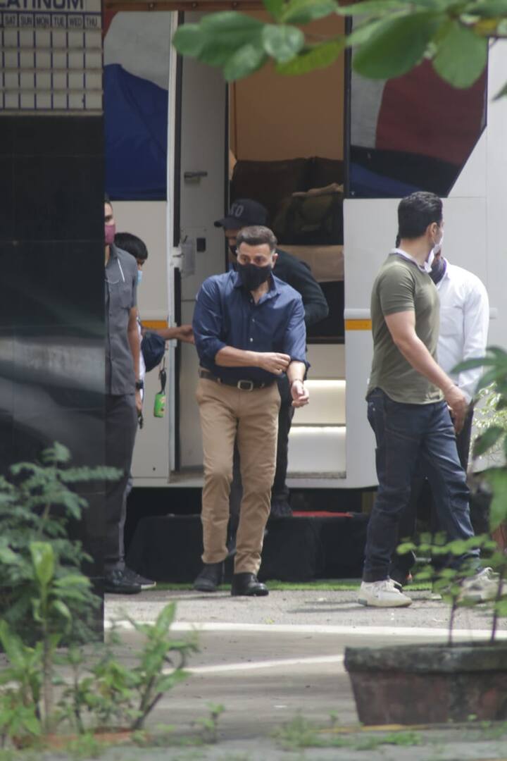 सनी देओल के फैंस को उनके बड़े पर्दे पर आने का बेसब्री से इंतजार है. वैनिटी वैन के बाहर सनी देओल मास्क लगाए हुए स्पॉट हुए.