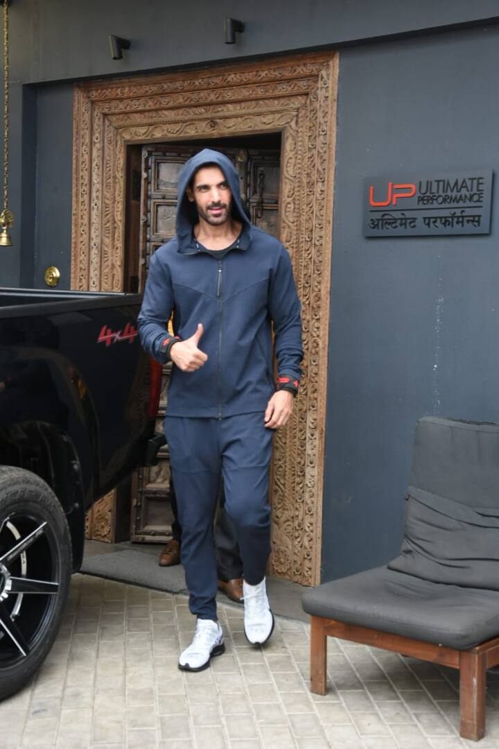 अभिनेता जॉन अब्राहम भी मुंबई में नजर आई. उन्होंने रुककर पैपराजी को कुछ यूं पोज दिया.