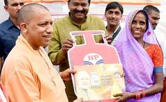 CM Yogi ने Ujjwala 2.0 के लाभार्थियों को दी बधाई,बोले, 'आपकी सेहत को कोई नुकसान नहीं होगा'