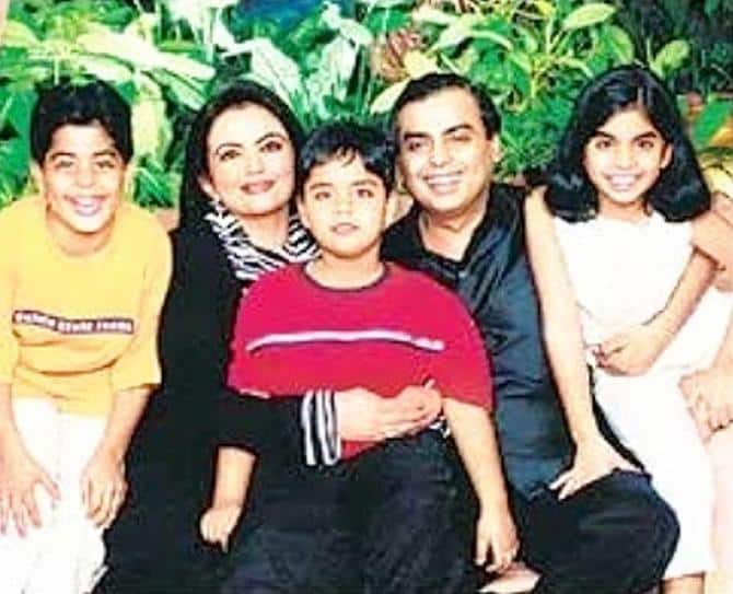 23 अक्टूबर 1991 को नीता अंबानी ने दो जुड़वा बच्चों को IVF तकनीक से जन्म दिया, जिनका नाम है ईशा अंबानी और आकाश अंबानी.