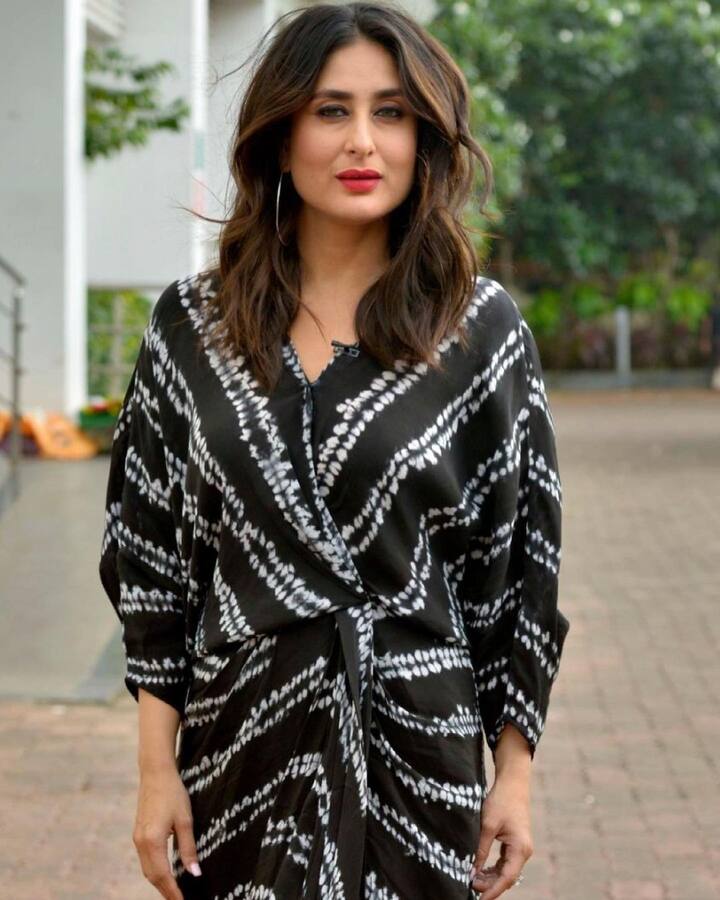 आप भी अगर आउटिंग के लिए एक परफेक्ट समर ड्रेस की तलाश में हैं तो करीना कपूर का ये लुक देखें. उन्होंने एक ब्लैक एंड व्हाइट कैज़ुअल ड्रेस को खूबसूरती से कैरी किया हुआ है. रेड लिप्स और बिग हूप्स के साथ एक्ट्रेस ने अपनी ड्रेस को स्टाइल किया था.