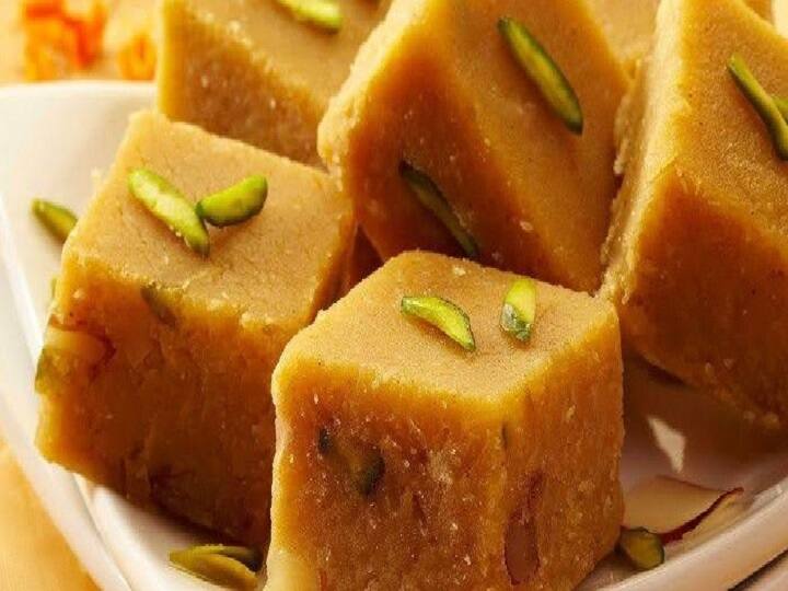 On occasion of Janmashtami 2021 try this easy recipe of gujarati mohanthal Janmashtami Special: जन्माष्टमी में बनाना चाहते हैं कुछ खास, ट्राई करें गुजराती मोहनथाल की आसान रेसिपी