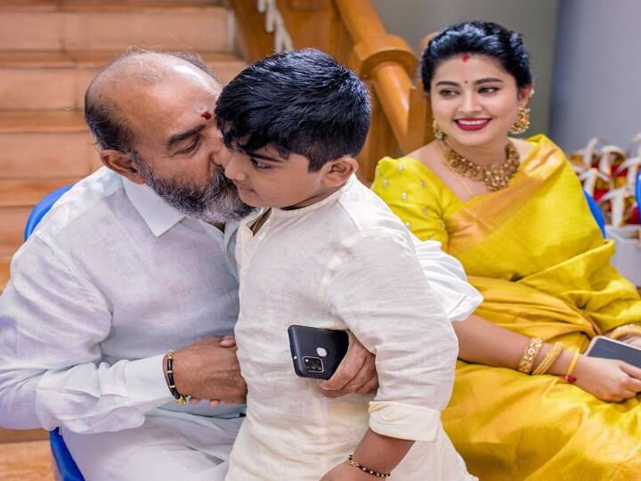 நடிகர் விஜயகுமார் குடும்பம் மற்றும் சினேகா குடும்பத்தினர், நெருங்கிய நண்பர்களாக உள்ளனர்