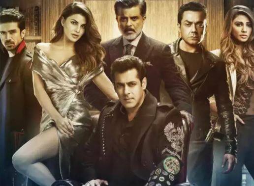 रेस 3: रेमो डिसूजा की फिल्म रेस 3 में सलमान खान लीड रोल  में थे लेकिन मीडिया रिपोर्ट्स के मुताबिक, सिद्धार्थ को भी ये फिल्म ऑफर की गई थी लेकिन सिद्धार्थ ने ये फिल्म डेट्स ना होने के चलते ठुकरा दी थी.ये फिल्म बॉक्सऑफिस पर फ्लॉप रही थी.